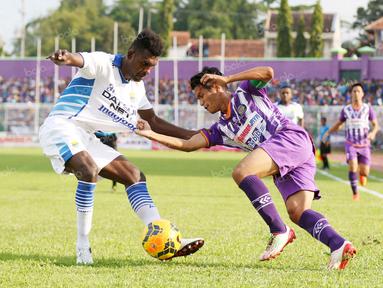 Pemain Persib Bandung, Yanto Basna menghadang gerak pemain PSGC Ciamis pada laga persahabatan turnamen Segi Tiga di Stadion Galuh, Ciamis, Minggu (10/4/2016). (Bola.com/NIcklas Hanoatubun)