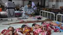 Petugas mengimunisasi bayi yang baru lahir di rumah sakit di Tripura pada 11 Juli 2014. Sebuah penelitian baru dari PBB memprediksi bahwa India akan melampaui China sebagai negara dengan penduduk terbanyak pada tahun 2022. (AFP PHOTO/ ARINDAM DEY)