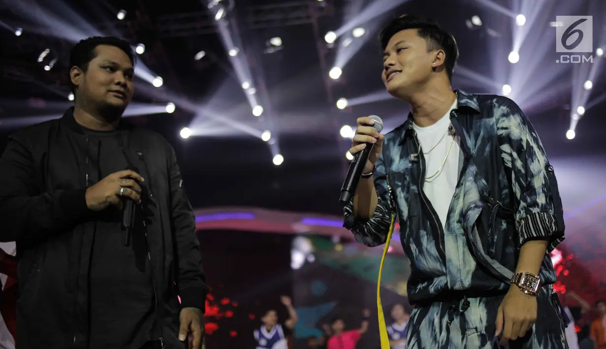Penyanyi Rizky Febian dan Virgoun saat tampil bersama dalam Konser Energi Asian Games 2018 di Studio 6 Indosiar, Jakarta, Kamis (8/3). (Liputan6.com/Faizal Fanani)
