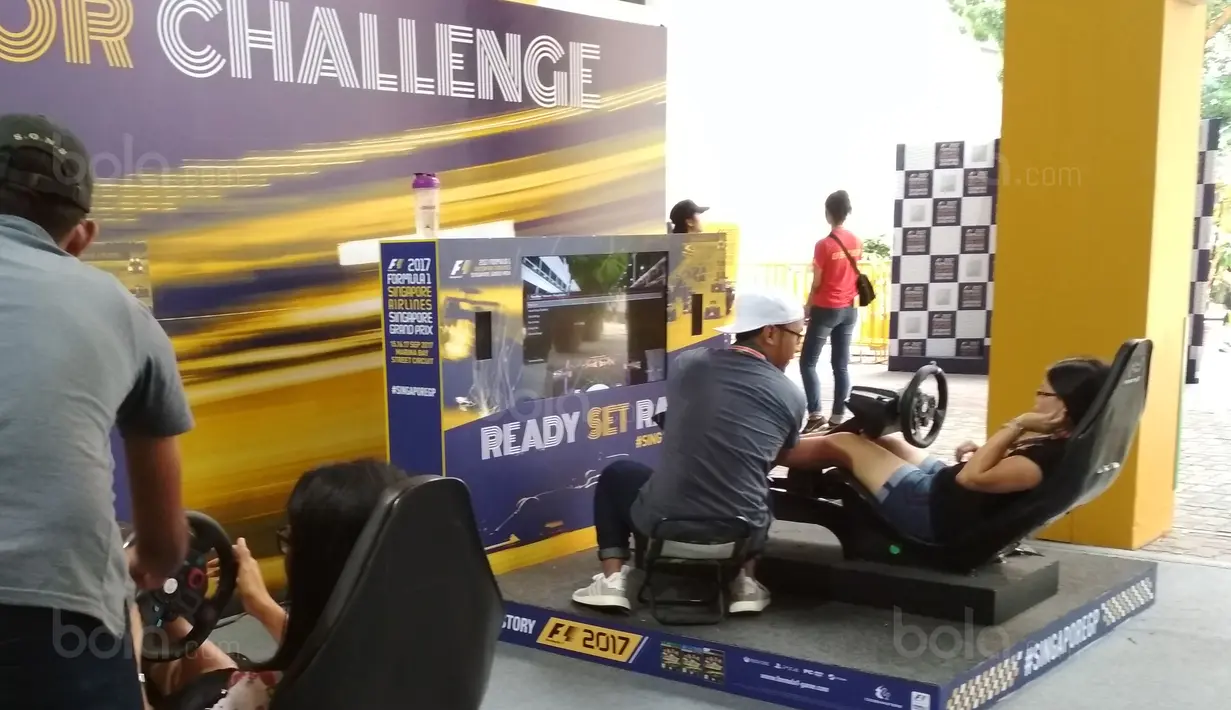 Instruktur sedang mengajarkan cara menggukan simulator challenge di pit stop challenge pada ajang F1 GP Singapura, (17/9/2017). Kegiatan ini untuk menarik warga mengenal tentang F1. (Bola.com/Wirawan Kusuma)