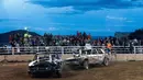 Pengemudi bersaing dalam kompetisi kelas Weld Limited selama Turnamen Kremmling Demolition Tahunan ke-11 di Grand County Fairgrounds di Kremmling, Colorado (19/8). (AFP Photo/Jason Connolly)