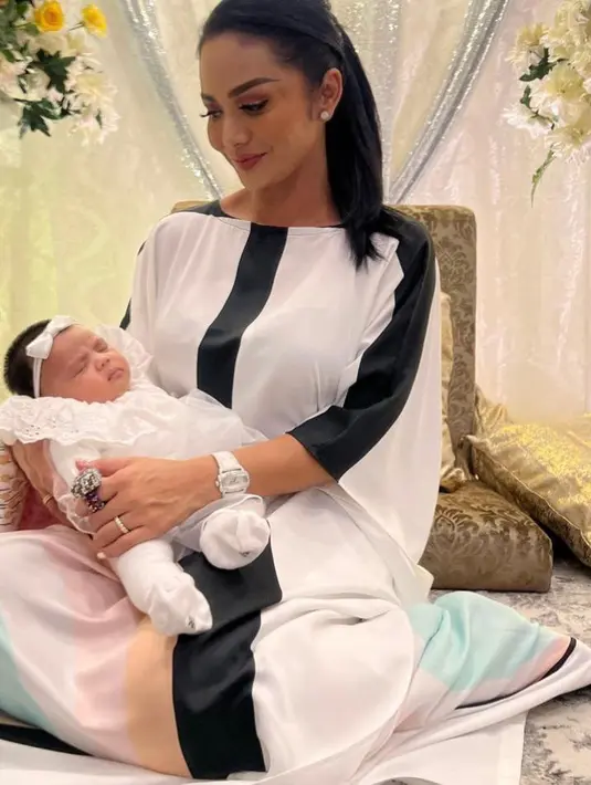 Dalam foto tersebut, istri Raul Lemos ini tampil cantik mengenakan kaftan monokrom dari Kanzi Collection. (Instagram/krisdayantilemos).