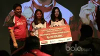 Atlet berprestasi terbaik Ribka Sugiarto dan Febriana Kusuma saat menerima penghargaan dari PB Djarum di Senayan, Jakarta, Rabu (25/1/20170). (Bola.com/Nicklas Hanoatubun)