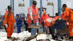 Petugas KNKT mencari dan memisahkan serpihan pesawat Lion Air JT 610 dari tumpukan barang temuan di Pelabuhan JICT 2, Jakarta, Kamis (1/11). Sebelumnya, pesawat Lion Air JT-610 jatuh diperairan utara Kerawang. (Liputan6.com/Helmi Fithriansyah)