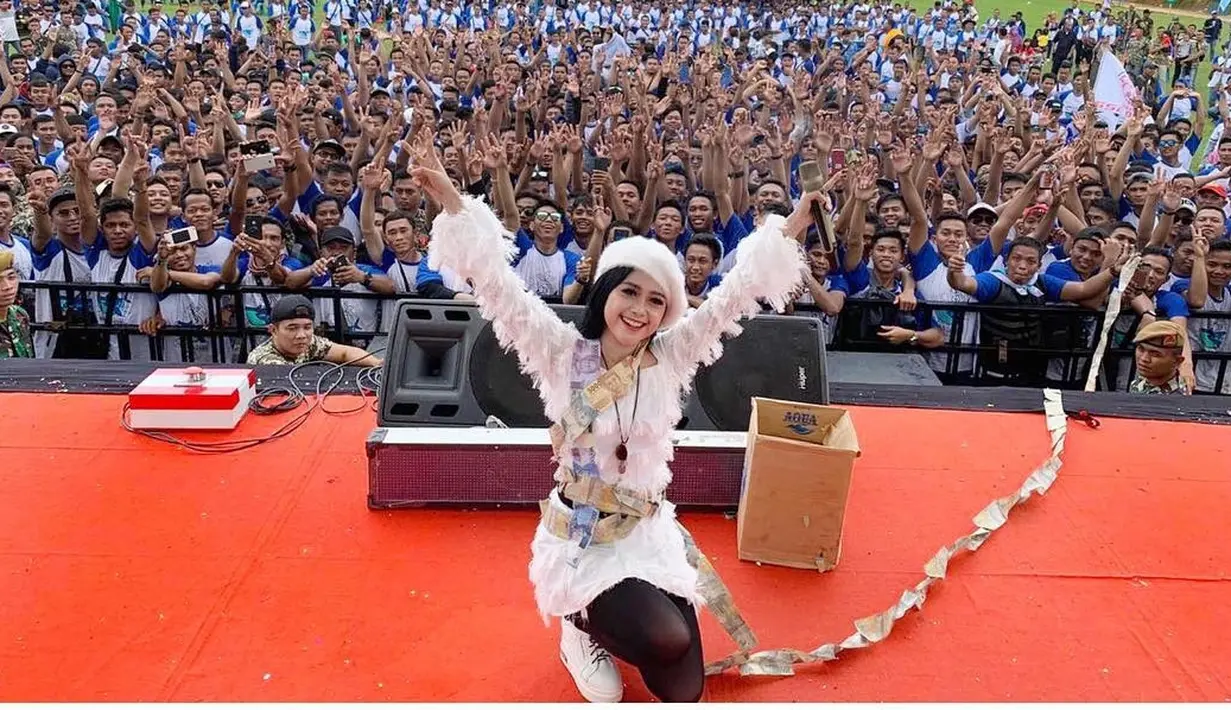 Berfoto dengan para penontonnya, Vivi Artika mengenakan dress putih yang senada dengan warna topinya. Vivi terlihat ceria dan sangat mempesona. (Liputan6.com/IG/@viviartika)