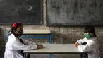 Siswa menghadiri hari pertama mereka kembali ke kelas tatap muka di tengah pandemi COVID-19 di sekolah umum di Montevideo, Uruguay, Senin (1/3/2021).  Uruguay mengembalikan sebagian besar siswanya ke kelas tatap muka setelah liburan musim panas. (AP Photo/Matilde Campodonico)