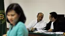 Terdakwa kasus dugaan suap alih fungsi hutan di Riau Gulat Manurung (kiri) berdiskusi dengan penasehat hukumnya saat mengikuti sidang lanjutan di Pengadilan Tipikor, Jakarta, Senin (29/12/14). (Liputan6.com/Miftahul Hayat)