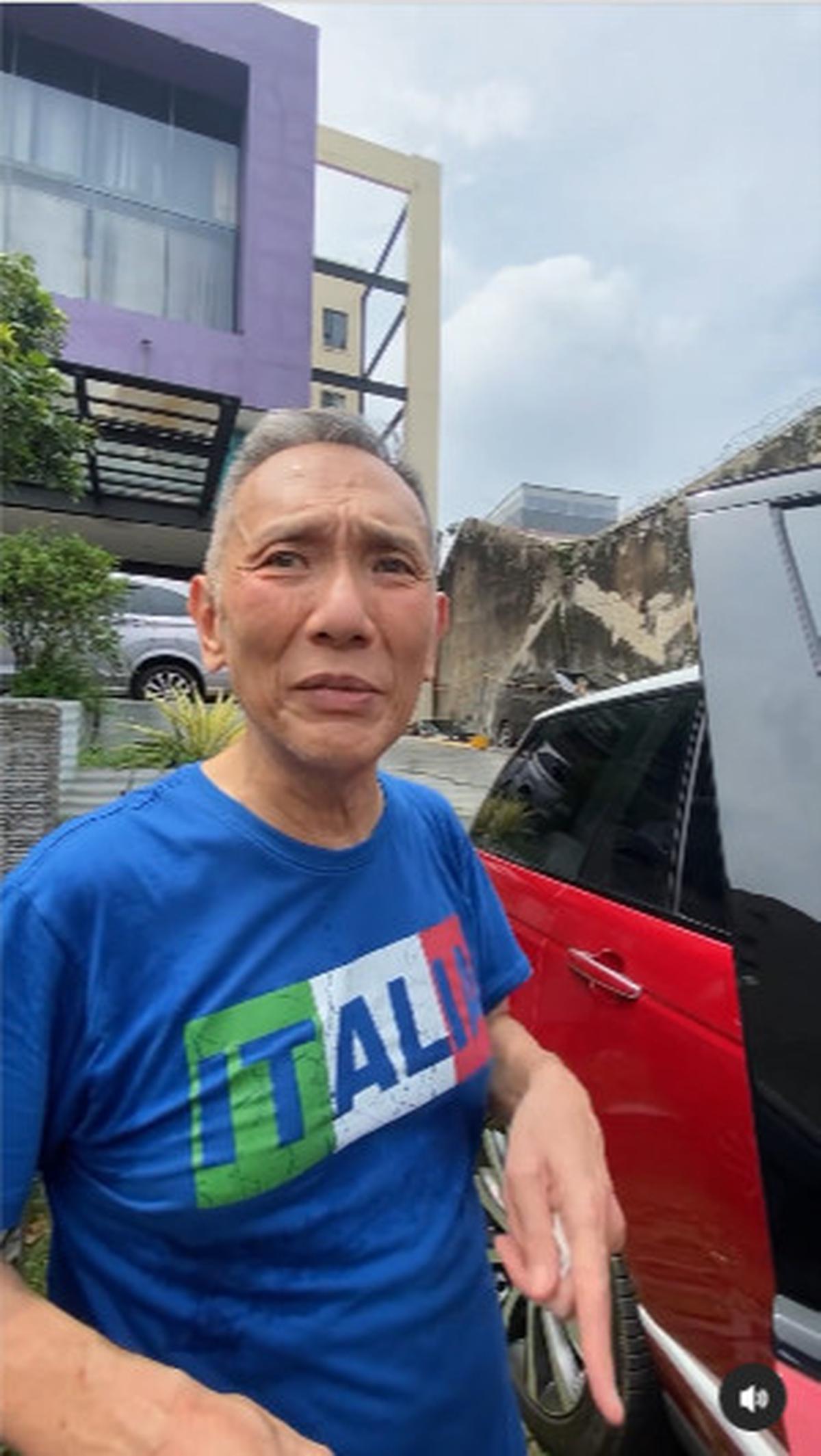 Saat jalan-jalan, pria yang akrab disapa Babah Alun ini juga banyak bertemu dengan masyarakat. <br>