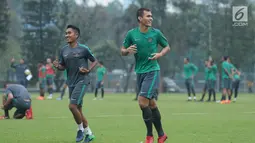 Pemain Persija, M Rezaldi Hehanusa (kanan) berlari kecil saat latihan bersama Timnas Indonesia U-23 di Lapangan A Kompleks GBK, Jakarta, Rabu (25/4). Latihan ini persiapan laga PSSI Anniversary Cup dan Asian Games 2018. (Liputan6.com/Helmi Fithriansyah)