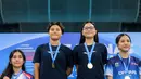 Atlet loncat indah putri Jawa Timur, Gladies Lariesa Garina (tengah kiri) dan Linar Betiliana (tengah kanan) mendapatkan medali emas dalam nomor menara synchro putri Kejurnas Akuatik 2026 yang berlangsung di Stadion Akuatik Gelora Bung Karno, Senayan, Jakarta. (Bola.com/Bagaskara Lazuardi)