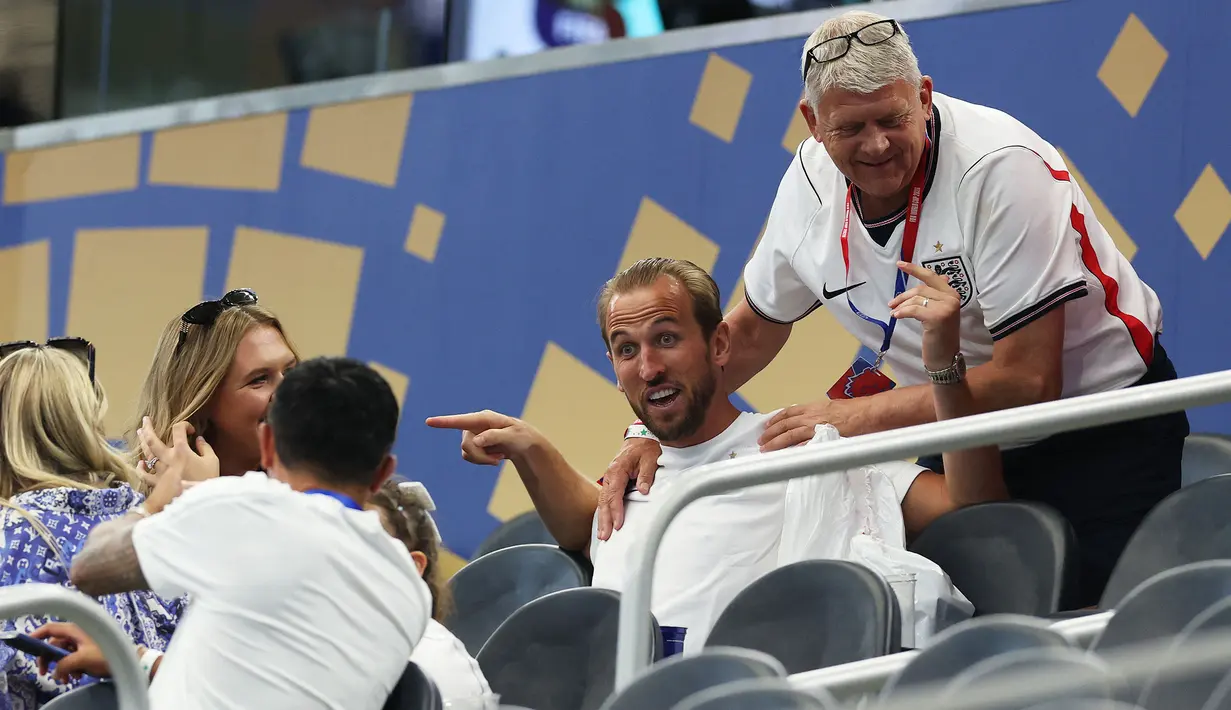 Kane juga tampak membagikan rasa bahagianya dengan menemui istri dan beberapa anggota keluarganya di tribune yang datang langsung menonton pertandingan The Three Lions. (AFP/Getty Images/Richard Pelham)