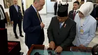 Momen Prabowo-Erdogan Bertukar Cendera Mata, Vas Bunga hingga Senapan Serbu