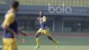 Pemain Semen Padang, Didier Zokora, melakukan sesi latihan di Stadion Patriot, Bekasi, Jumat (19/05/2017). Latihan tersebut merupakan persiapan jelang lawan Bhayangkara FC. (Bola.com/M Iqbal Ichsan)