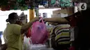 Pedagang melayani pembeli wadah dan kemasan plastik di Cipadu, Kota Tangerang, Jumat (17/9/2021). Tahun depan, pemerintah akan memutuskan untuk menerapkan cukai plastik, cukai alat makan dan minum sekali makan, serta cuka minuman manis dalam kemasan. (Liputan6.com/Angga Yuniar)