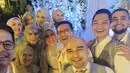 Para bridesmaid dan groomsmen ber-selfie dengan pengantin. Terlihat menyatu dengan nuansa warna putih dari pakaian Sahrul dan Dine. [Foto: Instagram @tommykurniawann]