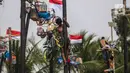 Lomba panjat pinang merupakan perlombaan kolosal yang seringkali diadakan secara besar-besaran dan paling diminati setiap perayaan hari kemerdekaan Repubik Indonesia. (Liputan6.com/Angga Yuniar)