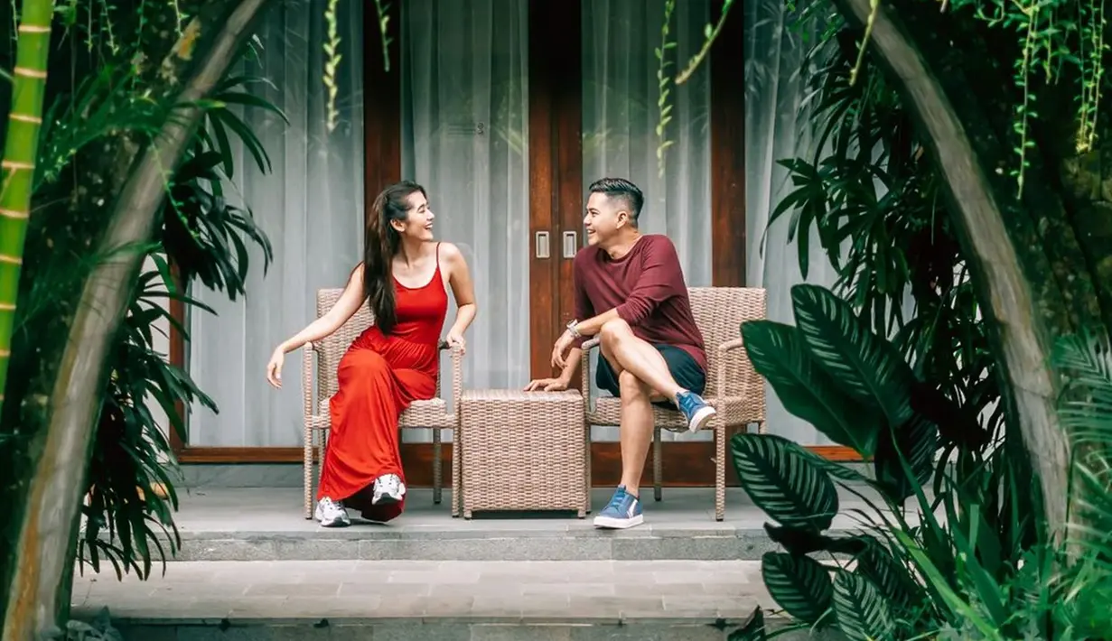 Ini adalah potret Ardina Rasti dan Arie Andika di Element by Westin di Ubud Bali. Ajak buah hati, pasangan yang menikah tahun 2018 ini tetap dapat menikmati momen kebersamaan berdua. Tak hanya abadikan foto bareng anak, Rasti dan Arie Andika juga abadikan momen romantis berdua seperti kembali ke masa ABG. Pakai busana warna merah, Ardina Rasti dan Arie Andika makin serasi. (Liputan6.com/IG@arieandika10)