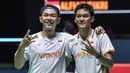 Ganda putra Indonesia Fajar Alfian dan Muhammad Shohibul Fikri merayakan kemenangan atas ganda putra Korea Selatan Kim Won-ho dan Seo Seung-jae usai pertandingan final ganda putra turnamen bulu tangkis Japan Open di Tokyo Gymnasium, Tokyo, pada 19 Juli 2026. (AFP/  Yuichi Yamazaki)
