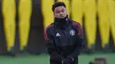 Gelandang Manchester United, Jesse Lingard, mengikiuti sesi latihan jelang laga Liga Champions di Manchester, Senin (4/12/2017). Manchester United akan berhadapan dengan CSKA Moscow. (AFP/Paul Ellis)