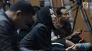 Bupati nonaktif Kutai Kartanegara, Rita Widyasari saat menyaksikan sidang lanjutan terdakwa suap pemberian izin lokasi perkebunan di Kutai Kartanegara, Hery Sutanto Gun di Pengadilan Tipikor, Jakarta, Selasa (27/3). (Liputan6.com/Helmi Fithriansyah)
