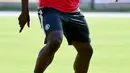 Striker anyar Manchester United, Romelu Lukaku, mengontrol bola saat latihan perdana dalam rangkaian tur pramusim di Stadion UCLA Drake, Los Angeles, Senin (10/7/2017). (AFP/Harry How)