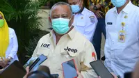 Gubernur Gorontalo Rusli Habibie usai mendatangi Mapolda Gorontalo (Arfandi Ibrahim/Liputan6.com)