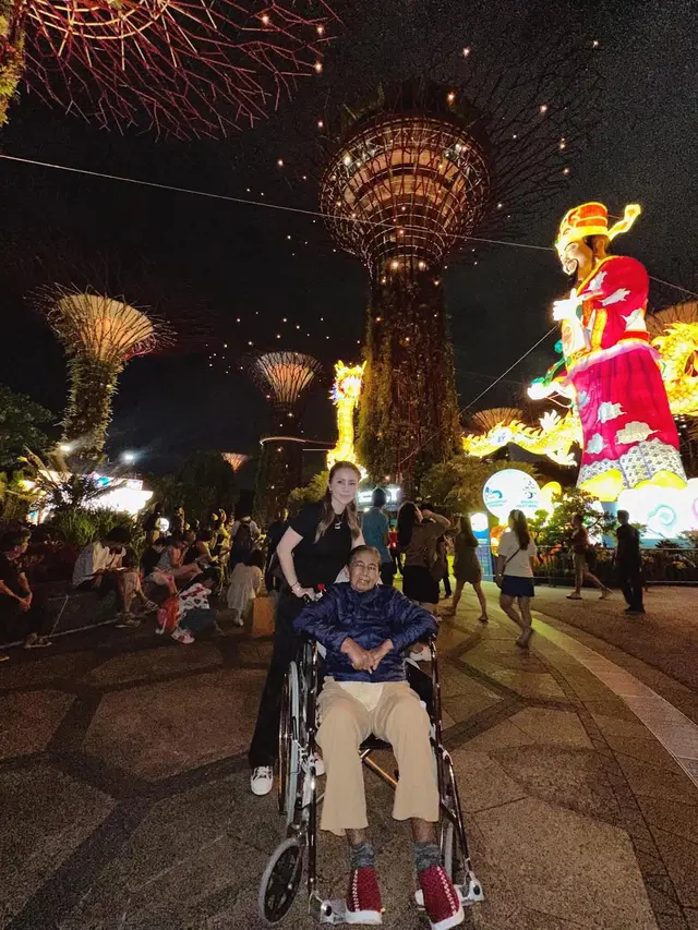 Momo Geisha menemani ibunya berobat di Singapura (Foto: Instagram @therealmomogeisha)