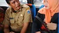 Wagub DKI Jakarta Djarot Saiful Hidayat blusukan di Bus Transjakarta (Liputan6.com/ Luqman Rimadi)
