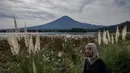 Absennya salju di puncak Fuji tahun ini memecahkan rekor sebelumnya. (Yuichi YAMAZAKI/AFP)