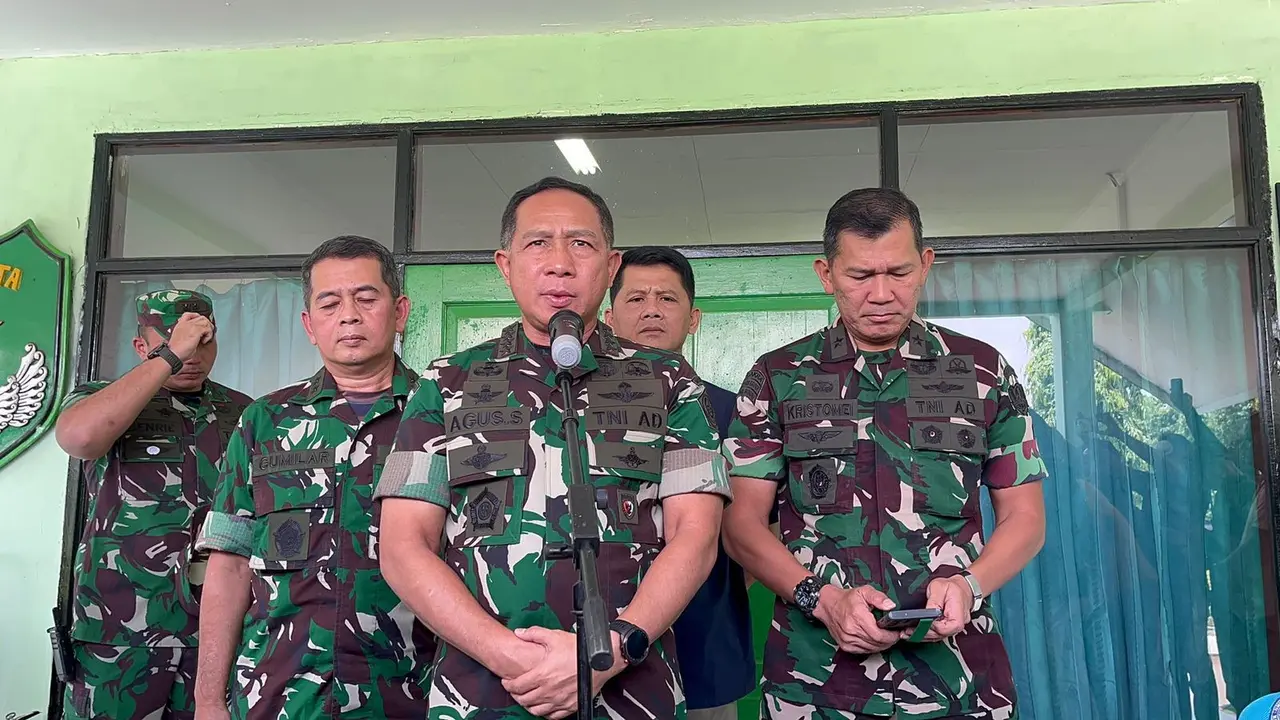 Panglima TNI Jenderal TNI Agus Subiyanto meninjau lokasi kebakaran gudang amunisi di Ciangsana, Jawa Barat, Minggu (31/3/2024).
