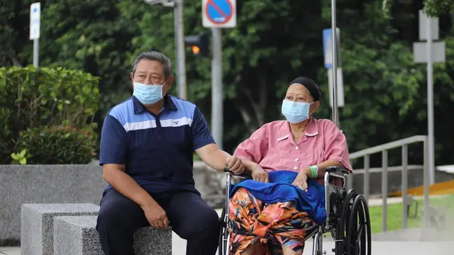 Ani Yudhoyono menikmati udara segar bersama SBY di luar ruang perawatan rumah sakit. (Foto: Dok. Anung Anindito)