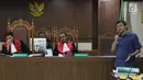 Terdakwa dugaan menghalangi proses penyidikan KPK, Lucas (kanan) saat memberi pertanyaan kepada salah satu saksi ahli pada sidang lanjutan di Pengadilan Tipikor, Jakarta, Kamis (21/2). Sidang mendengar dua saksi ahli. (Liputan6.com/Helmi Fithriansyah)