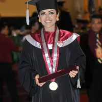Setelah bersusah payah menuntaskan ujian skripsi pada Agustus lalu dengan perolehan nilai memuaskan, Julia Perez alias Jupe akhirnya melaksanakan wisuda dan menyandang predikat sebagai  Sarjana Hukum pada Rabu (18/11/2015). (Deki Prayoga/Bintang.com)