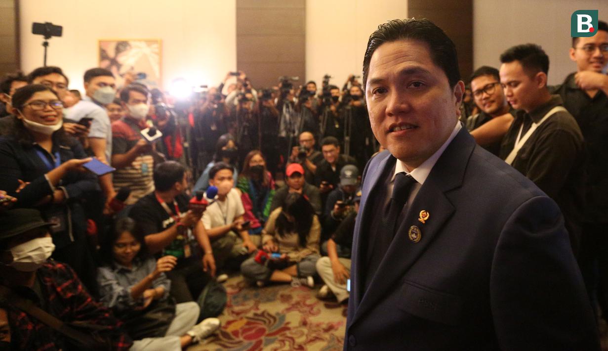<p>Ketua Umum PSSI, Erick Thohir mendatangi awak media&nbsp;setelah Pelantikan Pengurus PSSI Masa Bakti 2023-2027 yang berlangsung di Hotel Fairmont, Jakarta, Jumat (26/05/2023). (Bola.com/Bagaskara Lazuardi)</p>