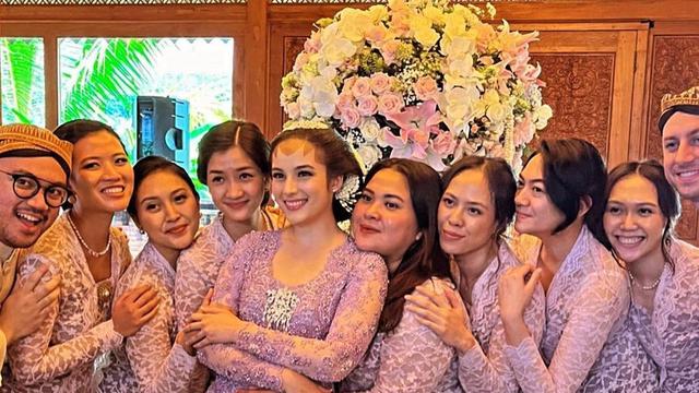 8 Potret Cantiknya Chelsea Islan Berbalut Kebaya Lilac di Acara Siraman