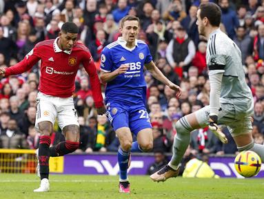 Pemain Manchester United, Marcus Rashford mencetak gol ke gawang Leicester City pada laga Liga Inggris di Stadion Old Trafford, Minggu (19/2/2023). MU menang tiga gol tanpa balas.
(AP Photo/Dave Thompson)