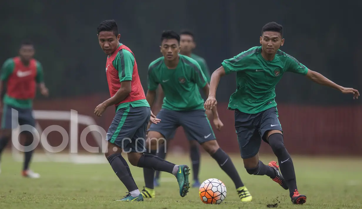 Striker Bhayangkara FC, Dendy Sulistyawan, berebut bola dengan gelandang Bhayangkara FC, Evan Dimas, saat mengikuti seleksi Timnas Indonesia U-22 di Lapangan SPH Karawaci, Banten, Selasa (7/3/2017). (Bola.com/Vitalis Yogi Trisna)