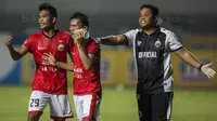 Kapten Persija, Ismed Sofyan, bersama Sandi Sute melakukan protes saat melawan Persib pada laga Liga 1 di Stadion GBLA Bandung, Jawa Barat, Sabtu (22/7/2017). Kedua klub bermain imbang 1-1. (Bola.com/Vitalis Yogi Trisna)