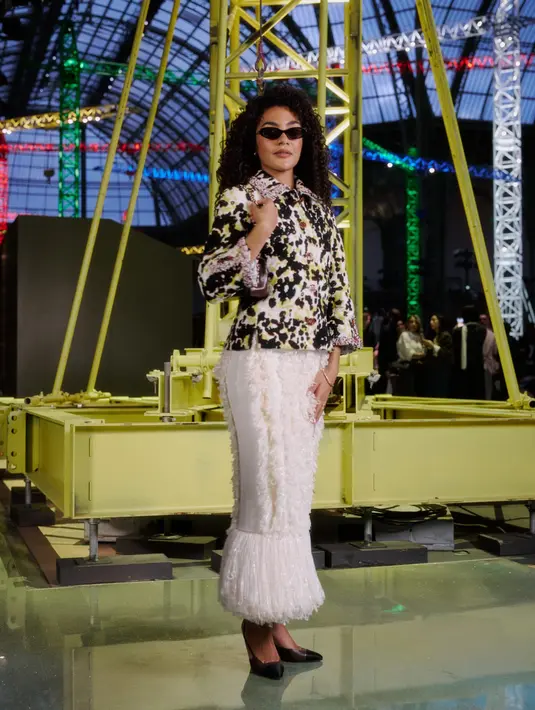 Olivia Dean tampil mature dengan tweed blazer animal print dengan rok maxi berbulu putih [Chanel]