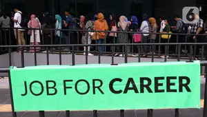 Sejumlah pencari kerja memadati arena Job Fair di kawasan Jakarta, Rabu (27/11/2019). Job Fair tersebut digelar dengan menawarkan lowongan berbagai sektor untuk mengurangi angka pengangguran. (Liputan6.com/Johan Tallo)