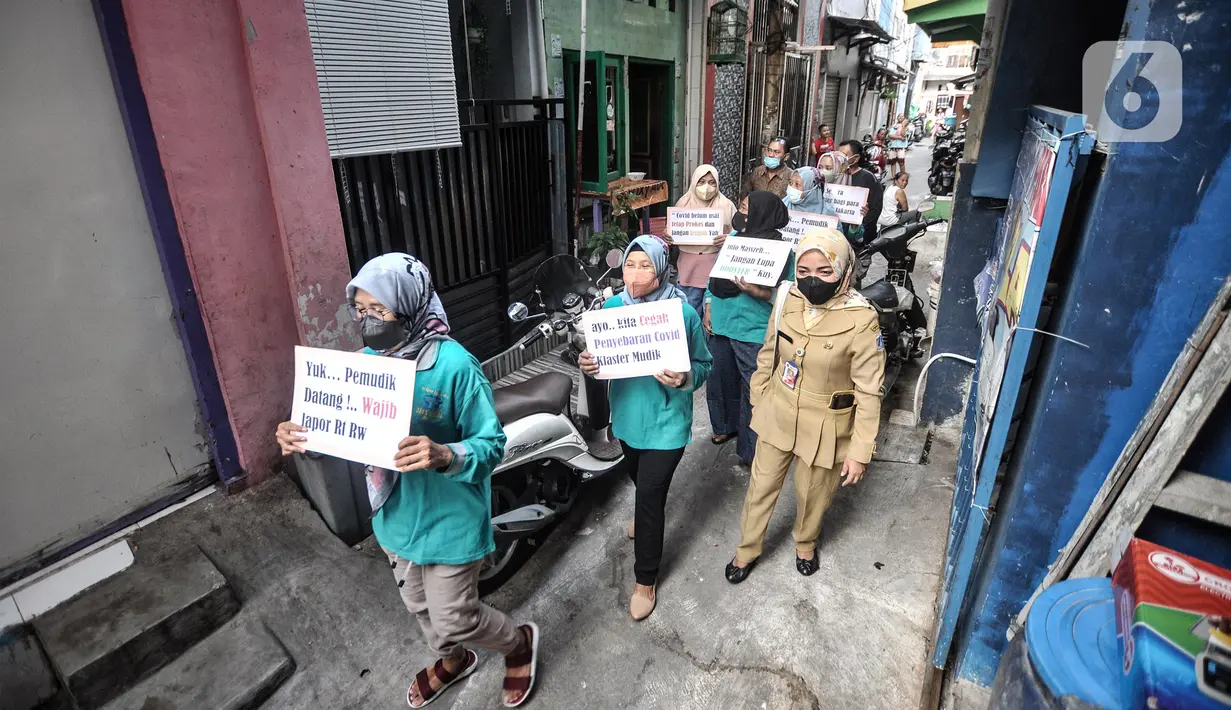 <p>Ibu Pembinaan Kesejahteraan Keluarga (PKK) berkeliling lingkungan membawa poster saat Operasi Yustisi bersama petugas Satpol PP di RW 01 Kelurahan Sunter Agung, Tanjung Priok, Jakarta Utara, Selasa (10/5/2022). Operasi Yustisi tersebut bertujuan mendata pendatang baru pasca Lebaran sekaligus mengimbau masyarakat untuk melengkapi dosis vaksin guna mencegah penyebaran klaster mudik. (merdeka.com/Iqbal S. Nugroho)</p>