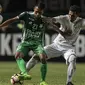 Duel Persebaya vs Madura United kembali terjadi, kali ini di 8 besar Piala Presiden 2018(Bola.com/Vitalis Yogi Trisna)