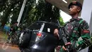 Anggota TNI berjaga di sekitar Gelora Bung Karno yang digunakan untuk KTT OKI, Jakarta, Sabtu (5/3/2016). Penjagaan pusat kota diperketat menjelang pelaksanaan KTT Luar Biasa OKI pada 6-7 Maret di JCC Senayan. (Liputan6.com/Helmi Afandi)