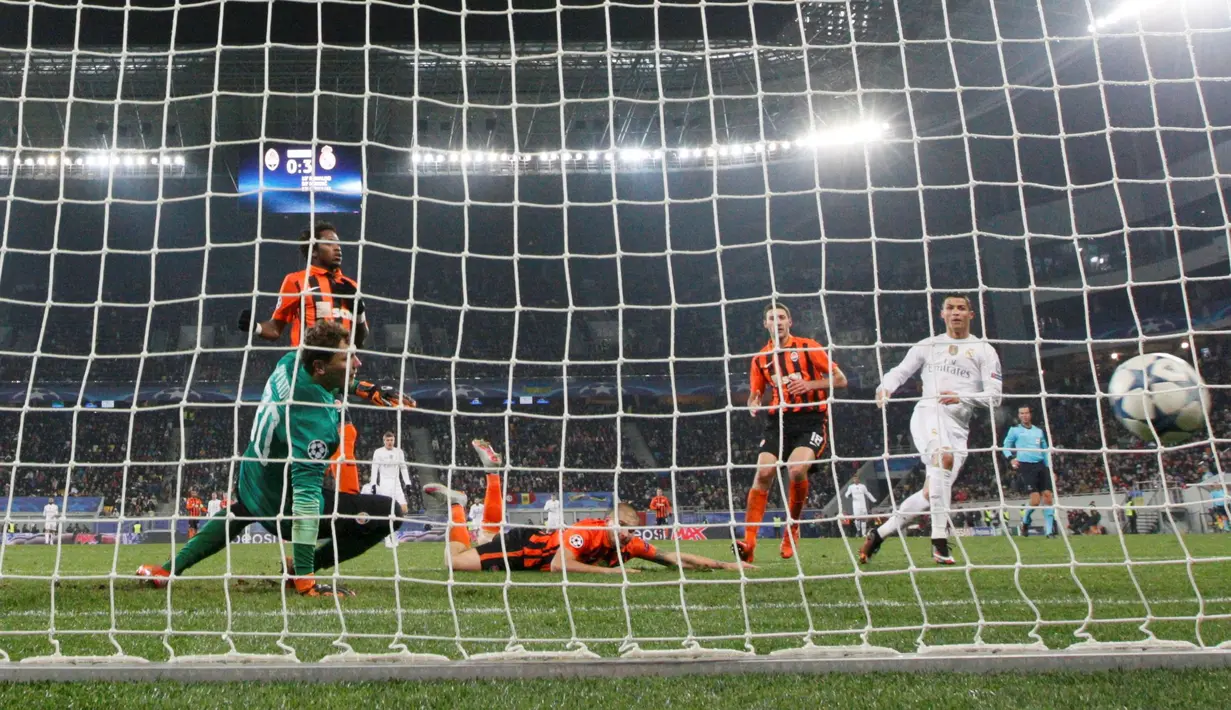 Striker Real Madrid, Cristiano Ronaldo (kanan) saat mencetak gol ke gawang Shakhtar Donetsk dalam laga Grup A Liga Champions di Stadion Lviv Arena, Lviv, Ukraina, Kamis (26/11/2015) dini hari WIB. (Reuters/Gleb Garanich)