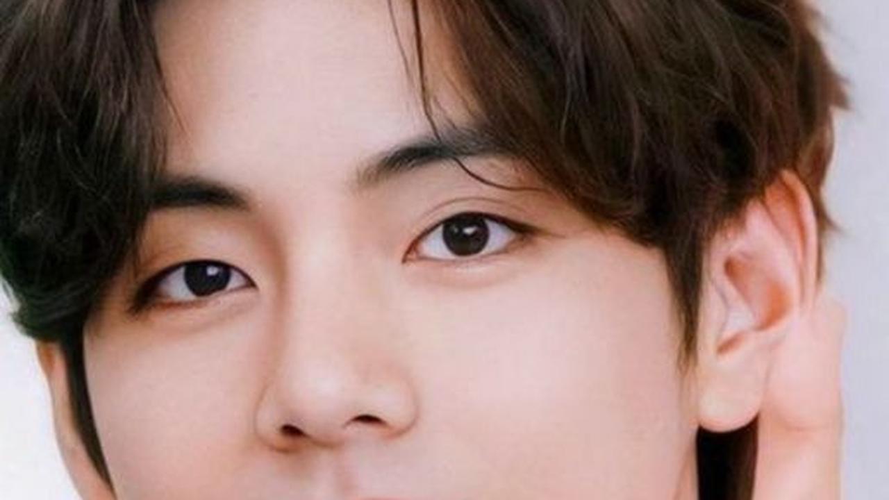 Selain album "Layover," V BTS juga telah merilis beberapa lagu solo yang tak terlupakan dalam karirnya. Beberapa di antaranya adalah: