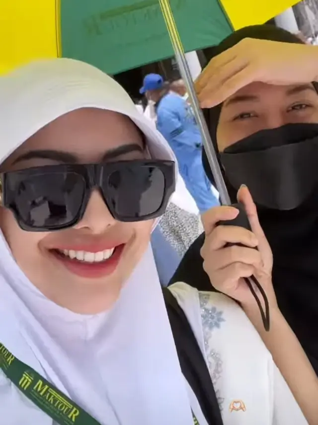 Rica Andriani Umrah Bareng Suami