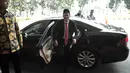 Menteri Pendidikan dan Kebudayaan (Mendikbud) Nadiem Anwar Makarim tersenyum saat turun dari mobil di Gedung Kemendikbud, Jakarta, Rabu (23/10/2019). Nadiem Makarim datang untuk menghadiri  acara lepas sambut sebagai Mendikbud yang baru. (merdeka.com/Iqbal S. Nugroho)