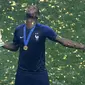 Paul Pogba merayakan kesuksesan menjadi juara Piala Dunia 2018. (AP/Frank Augstein)