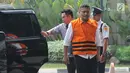Bupati Buton Selatan nonaktif Agus Feisal saat akan menjalani pemeriksaan lanjutan di Gedung KPK, Jakarta, Senin (9/7). Agus diperiksa sebagai tersangka terkait dugaan menerima suap proyek di Kabupaten Buton Selatan. (Merdeka.com/Dwi Narwoko)