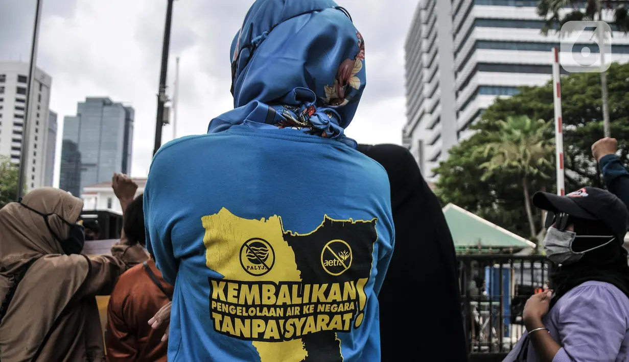 Massa yang tergabung dalam Koalisi Masyarakat Menolak Swastanisasi Air Jakarta (KMMSAJ) saat menggelar aksi Peringatan Hari Air Sedunia di depan Balai Kota, Jakarta Pusat, Selasa (22/3/2022). Mereka menuntut Anies Baswedan menghentikan privatisasi air di Ibu Kota. (merdeka.com/Iqbal S Nugroho)